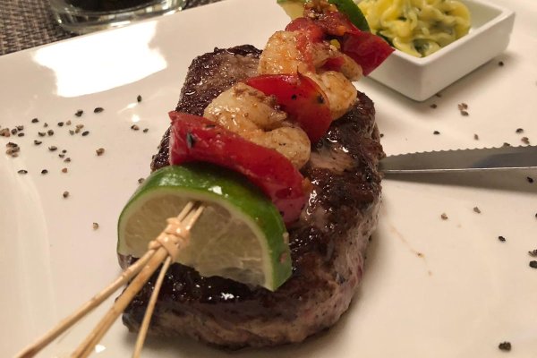 Steak mit Garnelenspieß