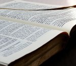 Bibel by Gabi Fleischmann, in: pfarrbriefservice.de