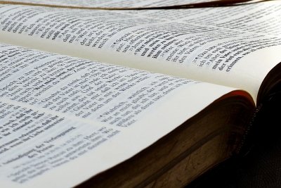 Bibel by Gabi Fleischmann, in: pfarrbriefservice.de