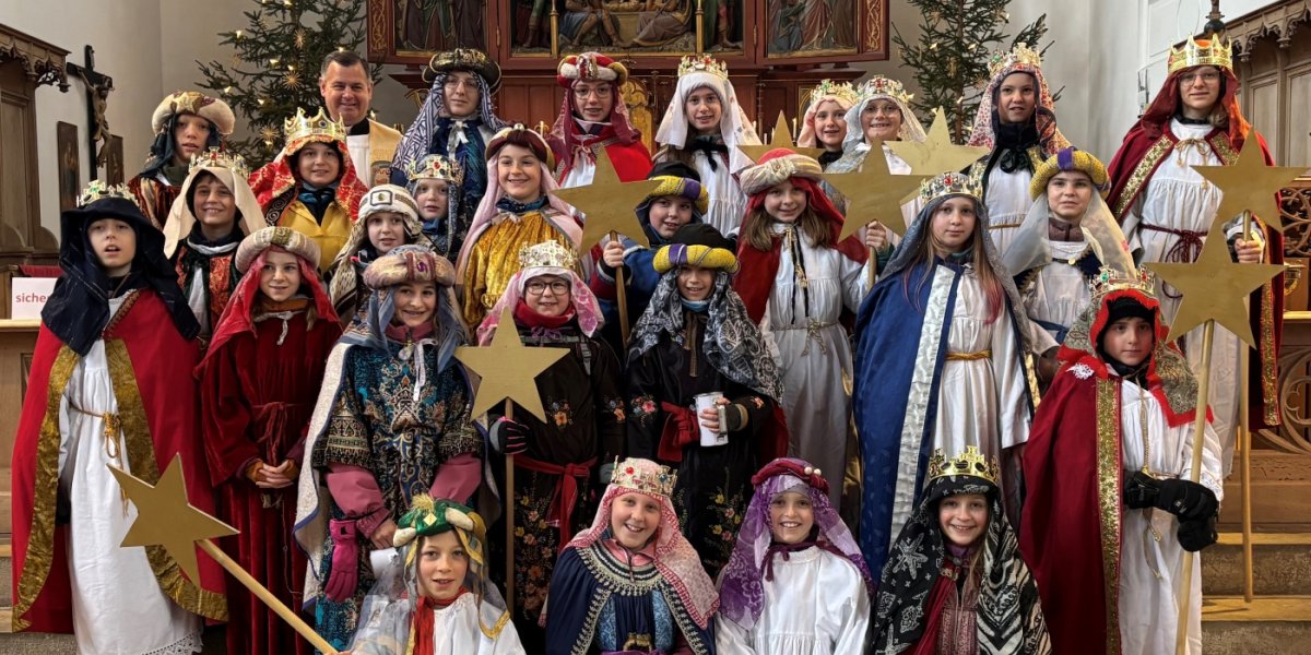 Die Sternsinger der Pfarrei St. Johannes Baptist Oberstdorf in der Pfarrkirche. Foto: Lisa Kiesel