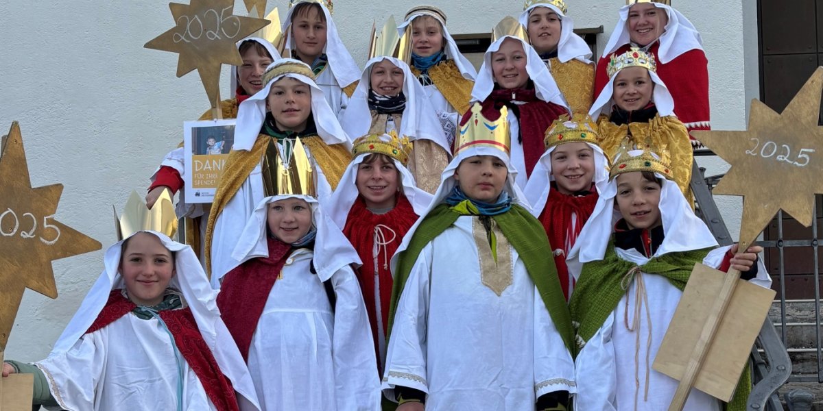 Die Sternsinger der Pfarrei St. Michael Schöllang vor der Pfarrkirche. Foto: Lisa Kiesel