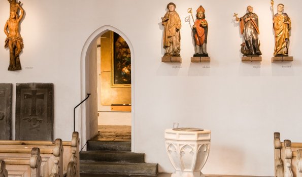 Heiligenfiguren und Turmkapelle