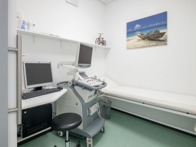 Untersuchungsraum mit Ultraschallgerät