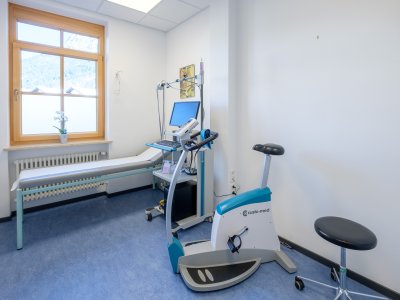 Untersuchungsraum mit EKG