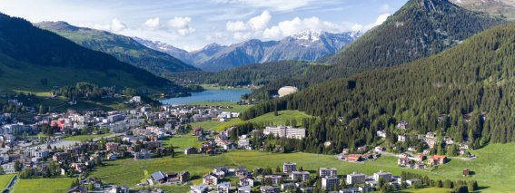 Davos von oben See Interconti Stadt Berge©MarcelGiger