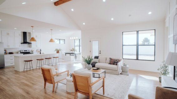 Helle Räume mit modernen Möbeln in einer Wohnung In der Wohnung sind helle Räume zu sehen. Das Wohnzimmer hat einen großen Teppich und bequeme Möbel.
