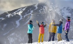 Freunde spielen im Schnee