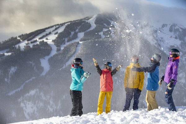 Freunde spielen im Schnee