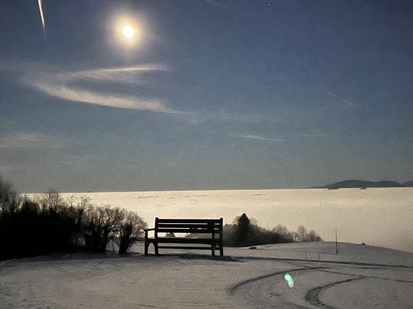 Panoramaweg mit Schnee und Vollmond