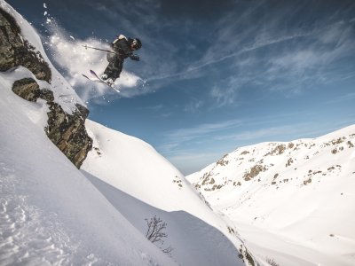 Skifahrer im Sprun