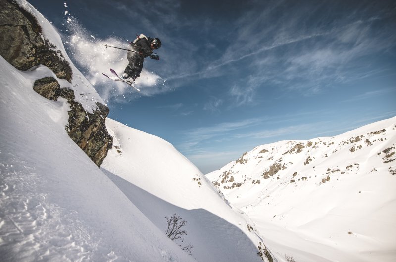 Skifahrer im Sprun