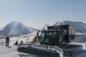 Hanazono-niseko-weiss-chinese-cat-tours
