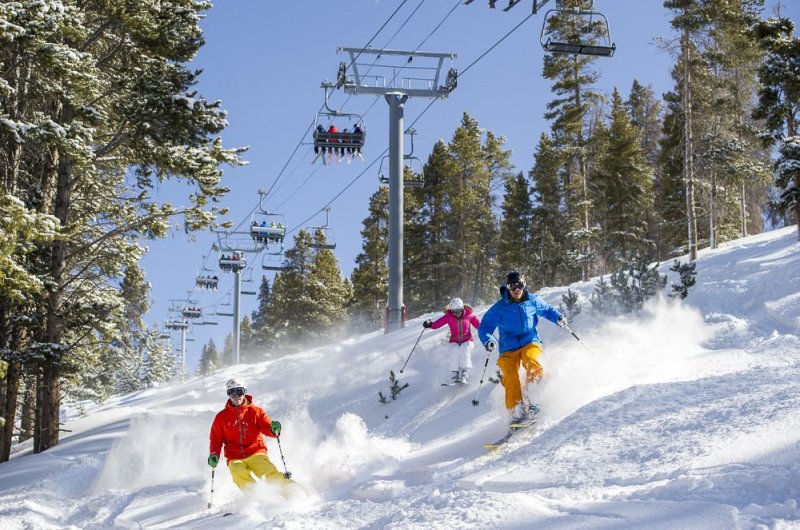 Skifahrer und Sessellift2