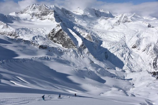 Three-Skiers,-Big-Scenery,-Danny-Stoffel