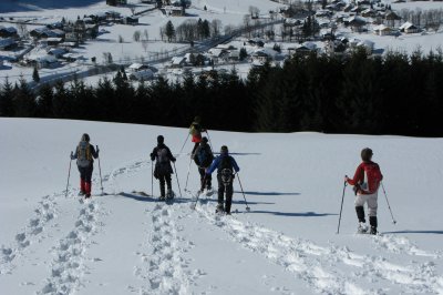 Schneeschuhspuren im frischen Schnee