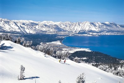 Skifahrer mit See