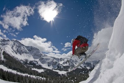Skifahrer rot Sprung Powder