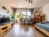 Wohnraum mit Sofa und Fernseher in einer Wohnung