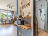 Modernes Wohnzimmer mit Küchenbereich und Bad