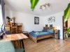 Schlafzimmer mit Holzmöbeln in einer ruhigen Wohnung