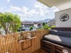 Gemütlicher Balkon mit Blick auf die Nachbarschaft