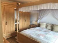 B) Schlafzimmer