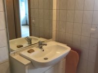 C2) Badezimmer / Waschbecken