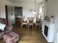 D8) Wohnzimmer / Essecke