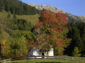 Kapelle im Herbst
