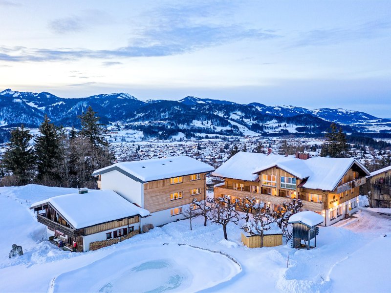 Über Oberstdorf - Das Hotel Kühberg im Winter