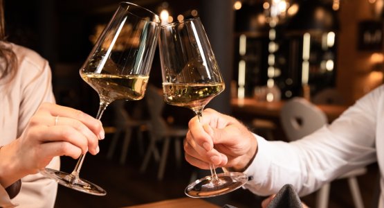 Auf uns! Anstoßen mit Wein in Oberstaufen