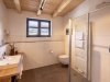 Bad mit Dusche und WC