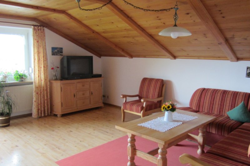 gemütlicher Wohnbereich mit Südbalkon