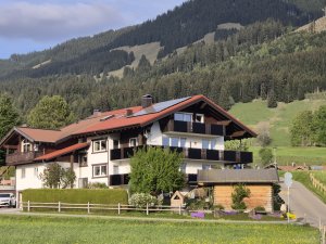 unser Haus am Ortsrand mit freiem Bergblick
