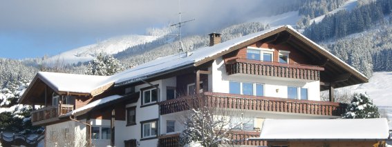unser Haus in der winterlichen Sonne