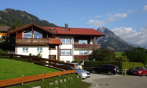 unser Haus mit Hausberg, dem Rubihorn