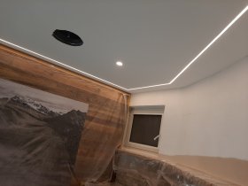 LED-Band an der Decke