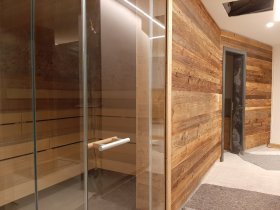 Blick in das Sanarium und hinten der Eingang zu den Toiletten