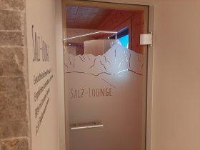Türfolien und Wandbeschriftung an der Salz-Lounge