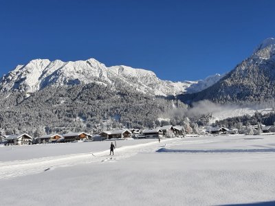 Langlaufloipe mit Blick auf Nebelhorn am 3.12.2023