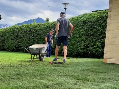 Hausmeister Toni und unser Seniorchef im Einsatz :-)