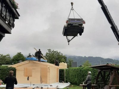 Holzbau Lipp lässt sogar Anhänger fliegen :-)