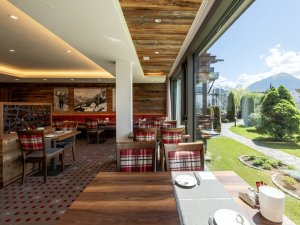 Frühstücksraum mit Blick in den Garten