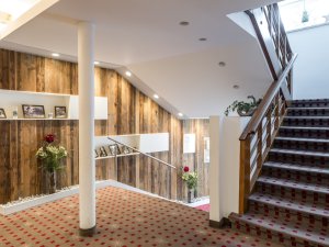 Eingangsbereich mit Bildern der Hotelgeschichte