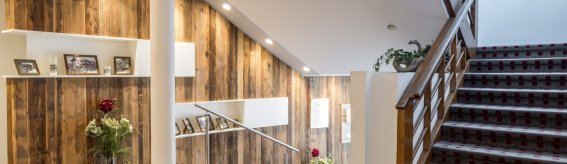 Eingangsbereich mit Bildern der Hotelgeschichte