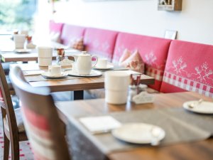 Gedeckte Frühstückstische