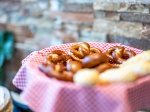 Laugenbrezeln und Käsebrötchen