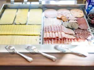 Wurst- und Käse-Aufschnittplatten