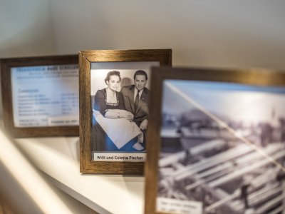Historie-Wand im Eingangsbereich
