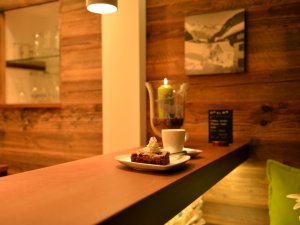 Kaffee und Kuchen an der Cafébar